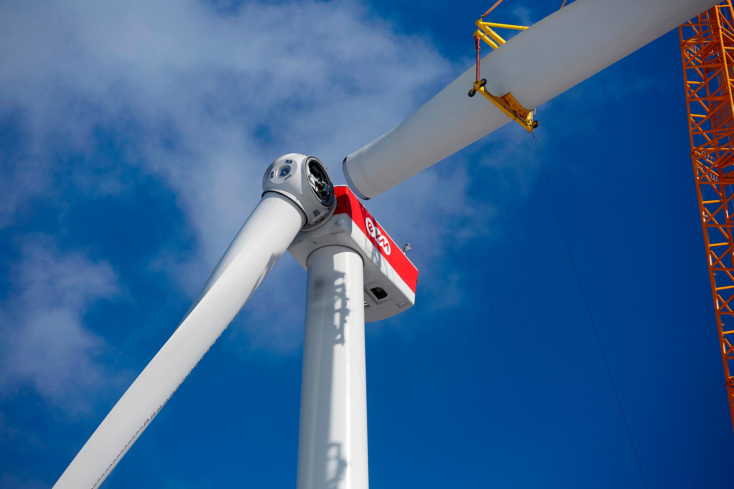 Aufbau Windanlage. Ein Rotorblatt wird an ein Windrad angebracht