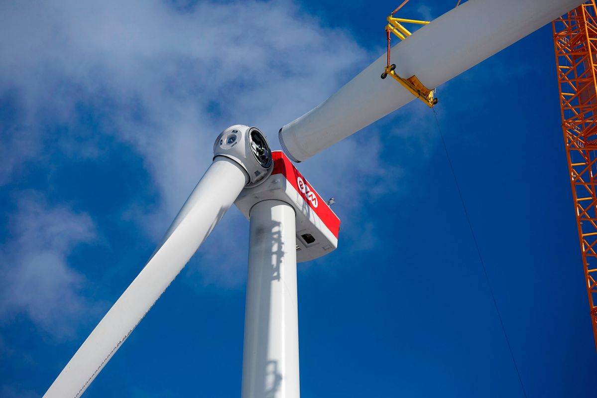 Aufbau Windanlage. Ein Rotorblatt wird an ein Windrad angebracht