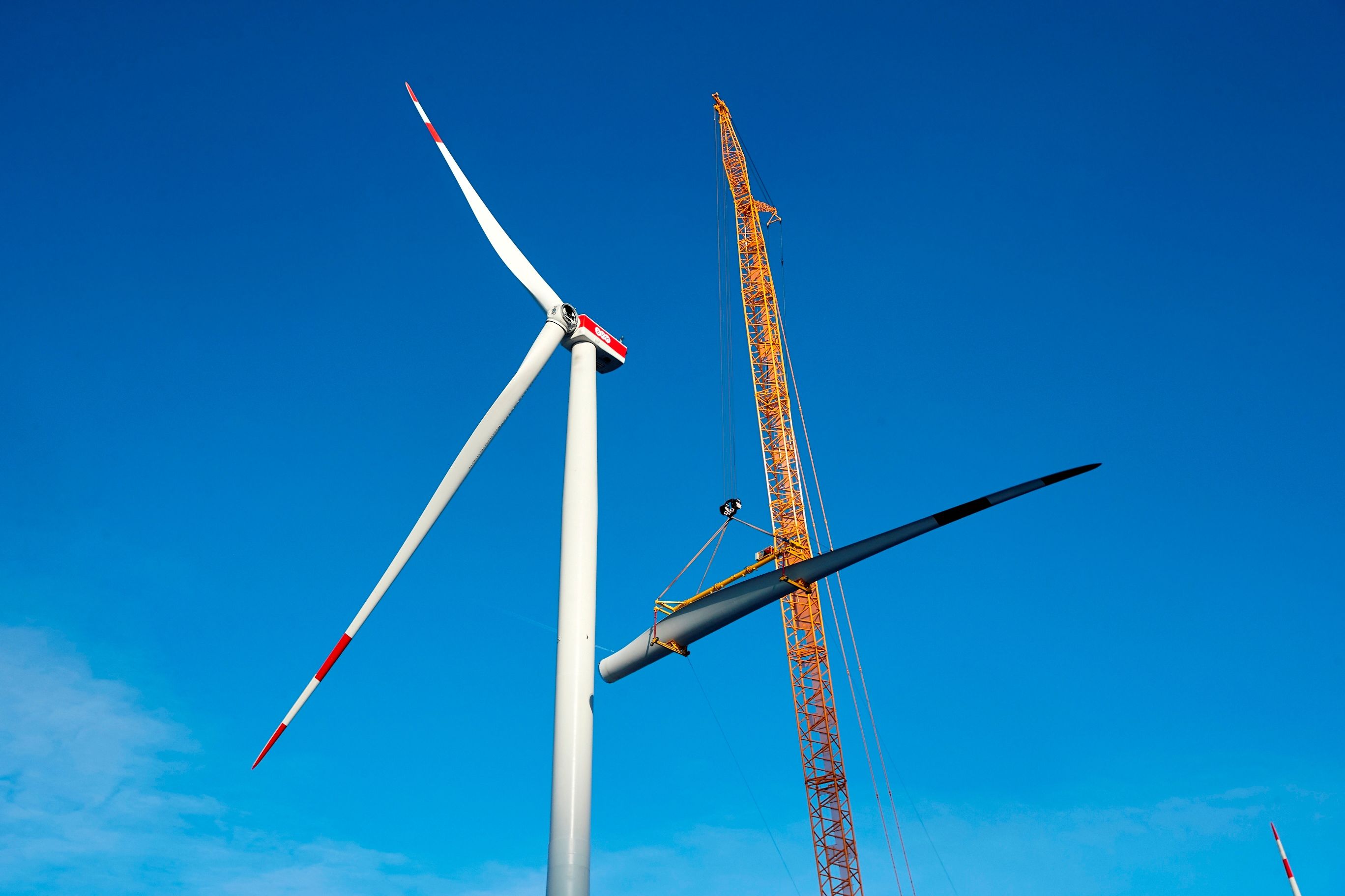 Montage von einem Rotorblatt an einem Windrad