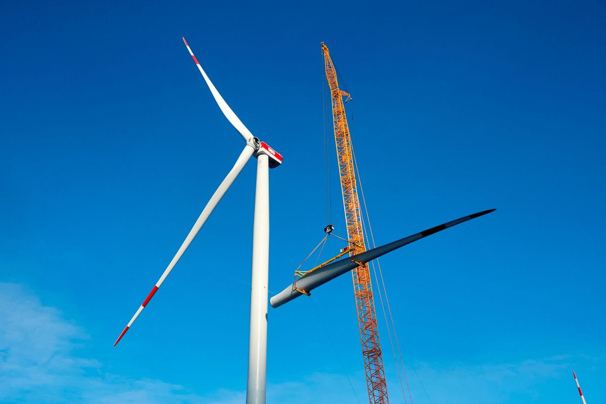 Montage von einem Rotorblatt an einem Windrad